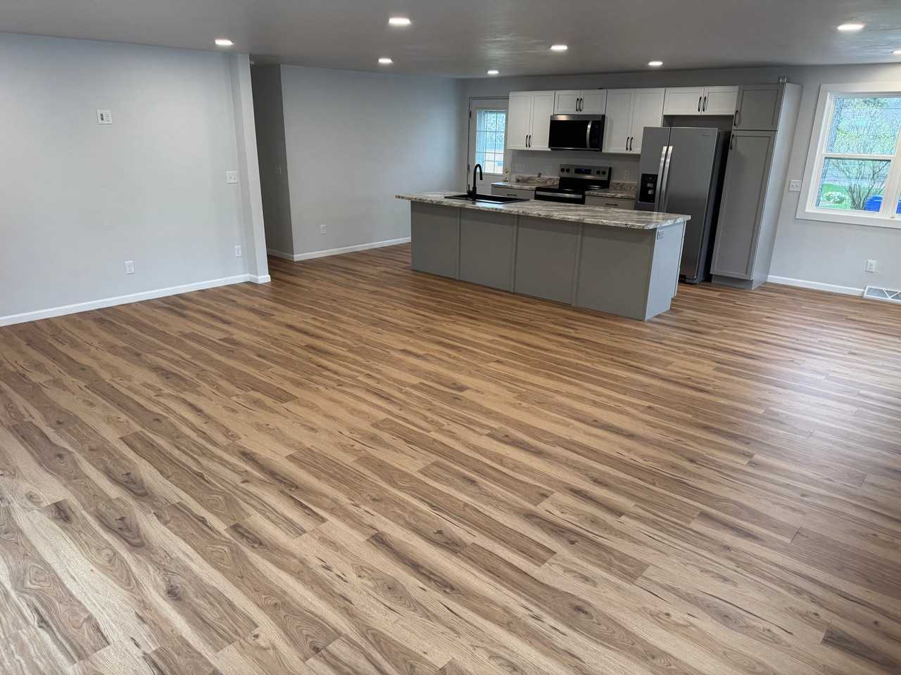 102 Lynn Dr - Photo 3 of 10