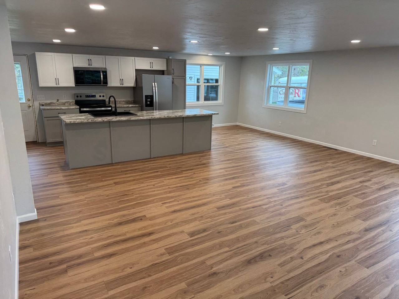 102 Lynn Dr - Photo 4 of 10