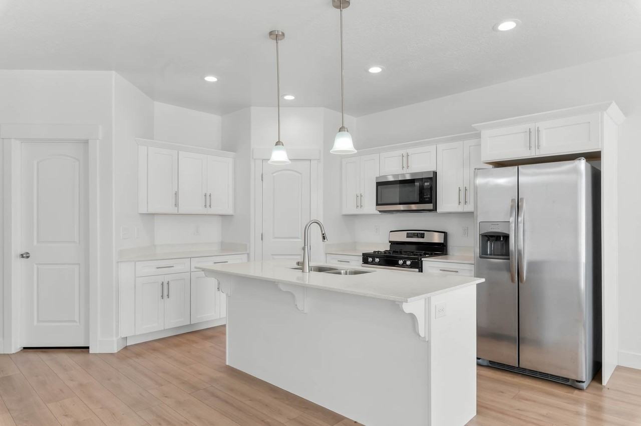 16042 S Bodmin Way - Photo 5 of 19