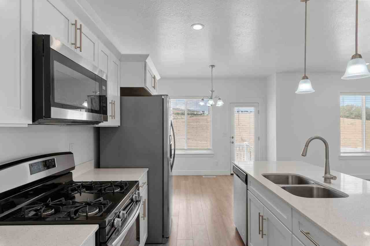 16042 S Bodmin Way - Photo 6 of 19