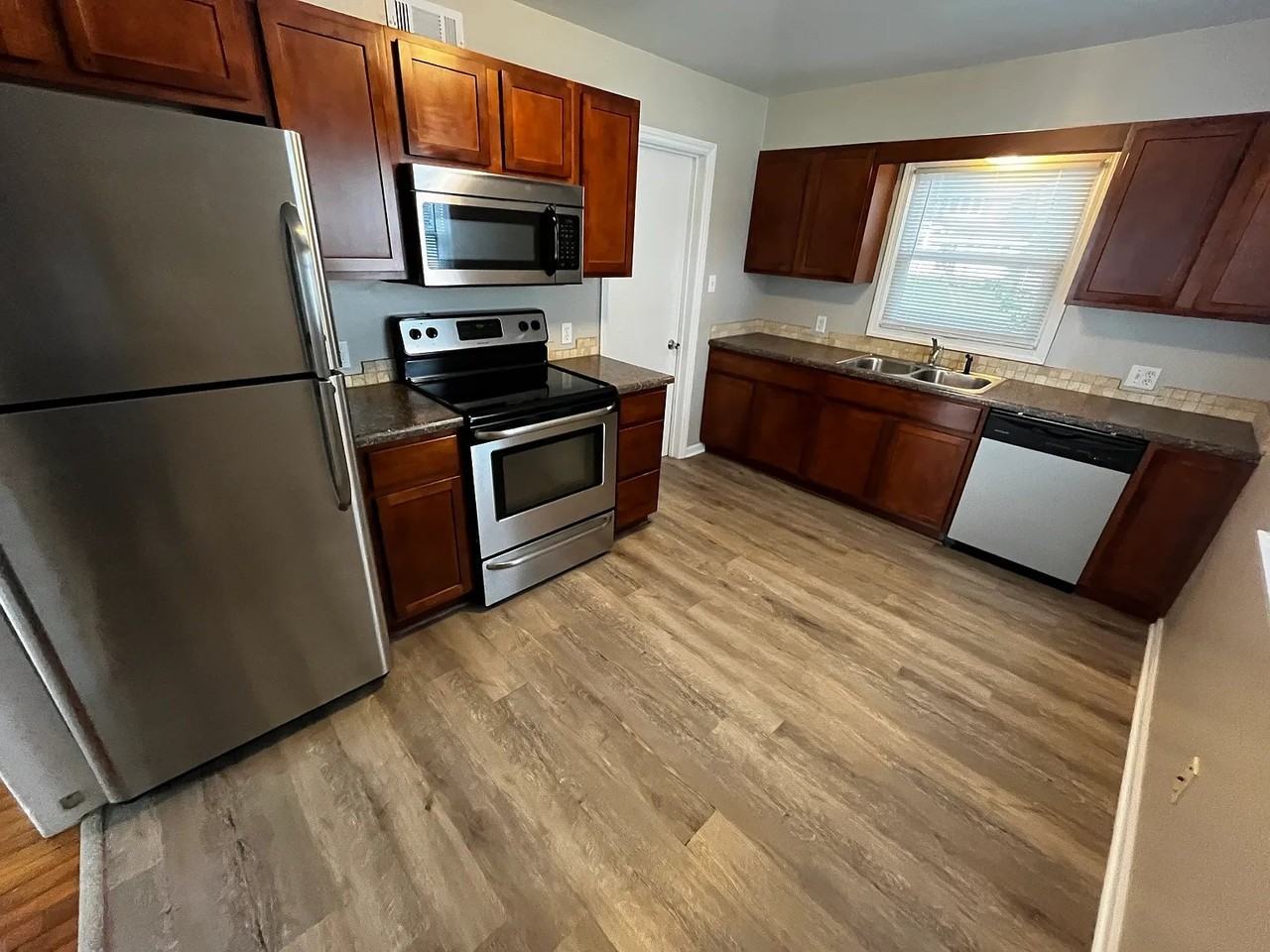 418 W Lakewood Blvd - Photo 6 of 15