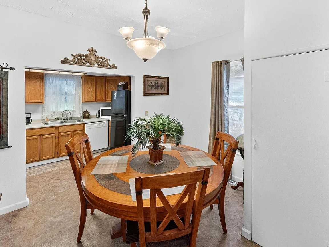 2320 N Travis Ave - Photo 3 of 10