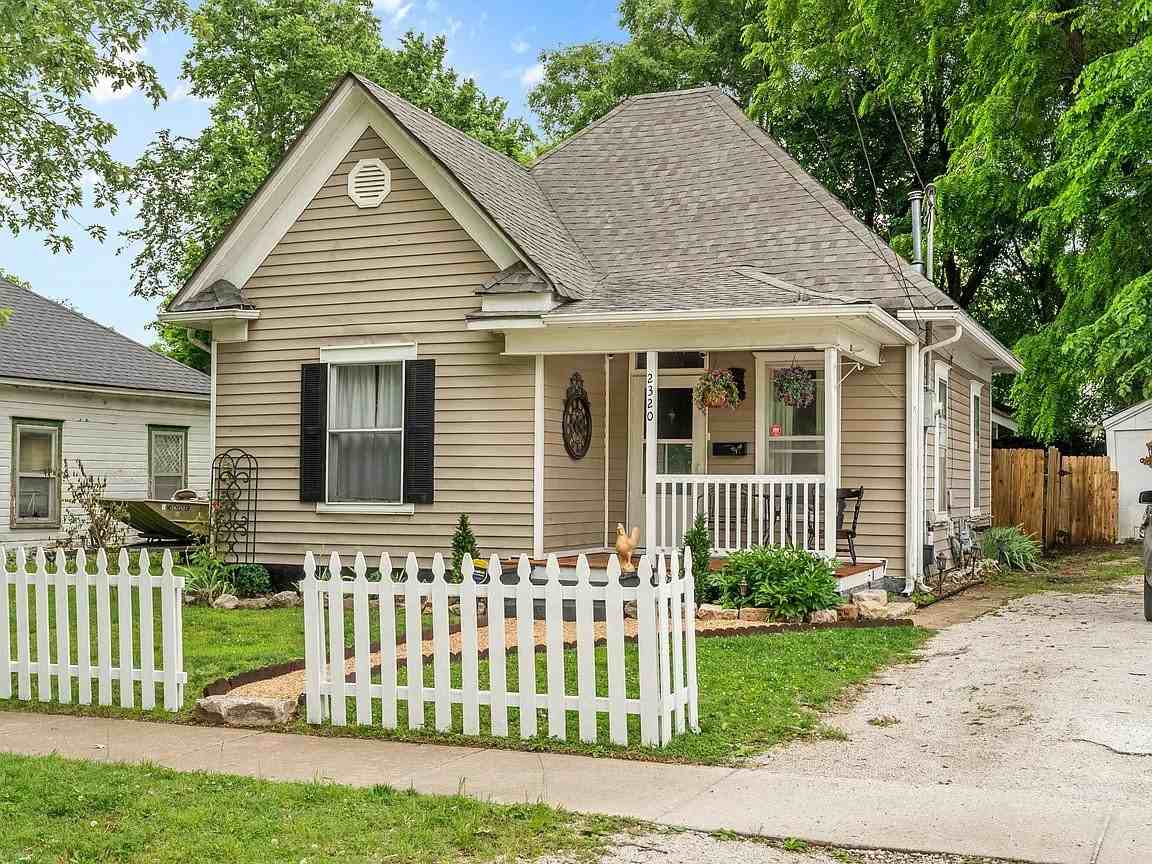 2320 N Travis Ave - Photo 4 of 10