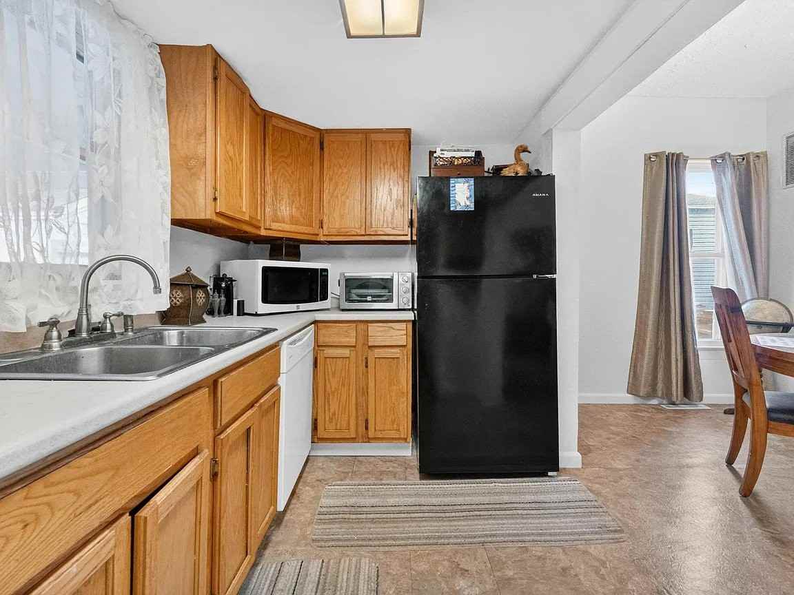 2320 N Travis Ave - Photo 5 of 10