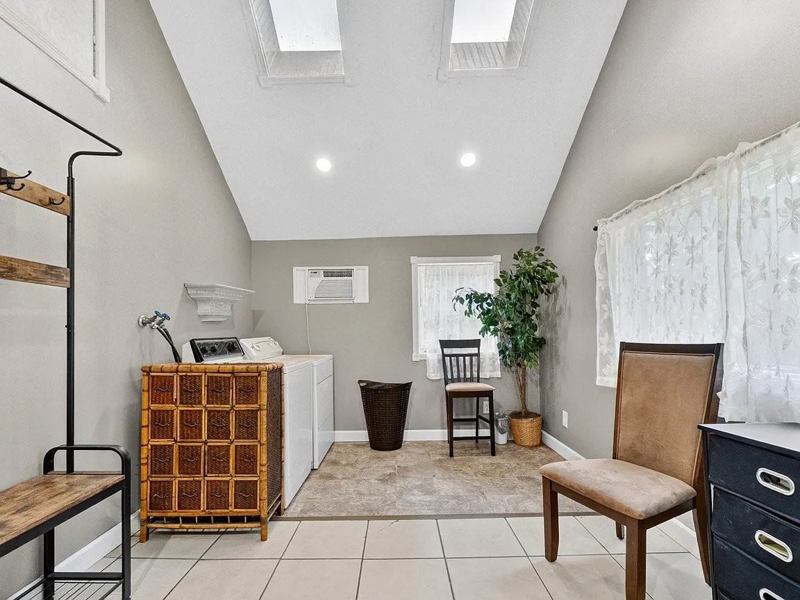 2320 N Travis Ave - Photo 7 of 10