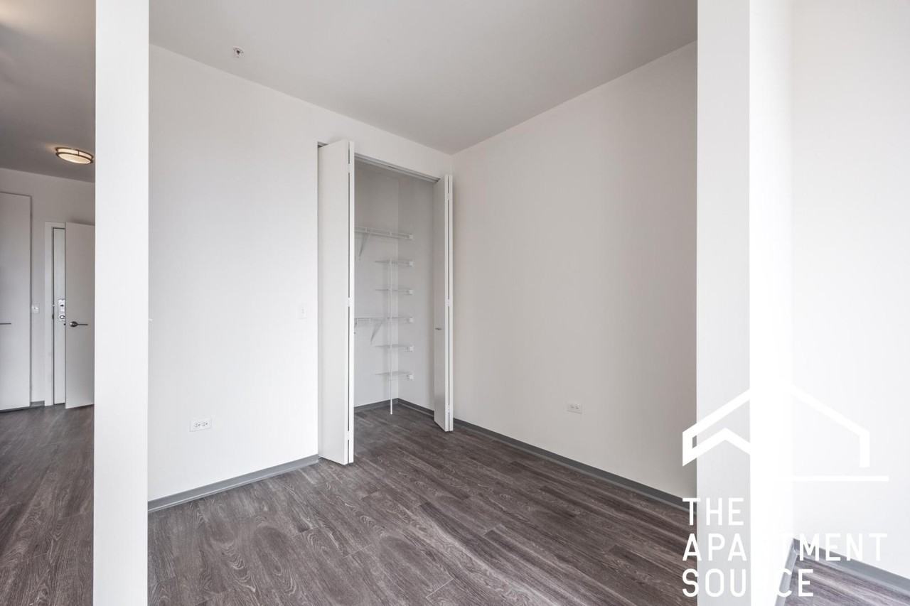 2340 N California Ave #303 - Photo 5 of 47