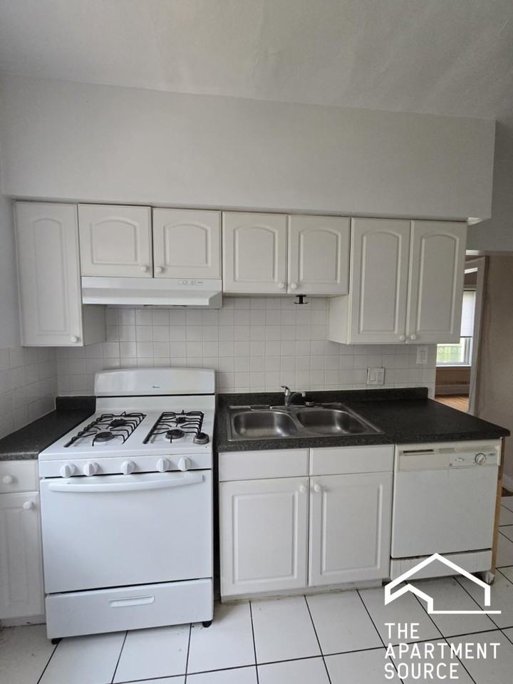 918 Reba Pl #3S - Photo 5 of 10