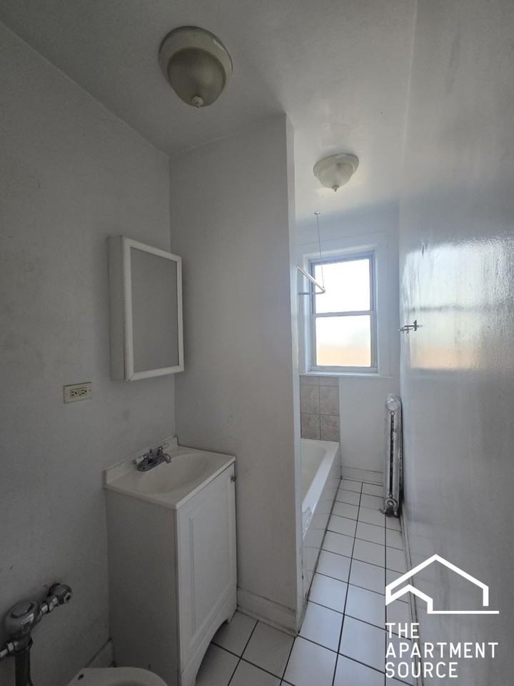 2350 W Touhy Ave #3I - Photo 7 of 11