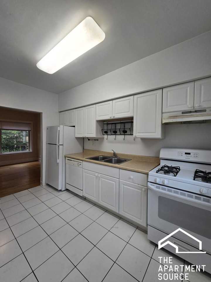 834 Reba Pl #2S - Photo 3 of 7