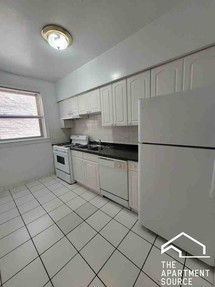 910 Reba Pl #2S - Photo 3 of 7
