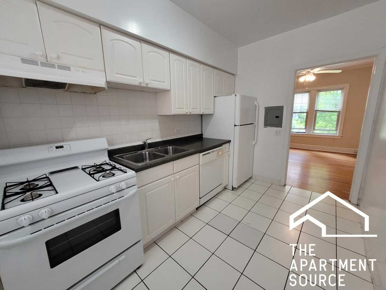 910 Reba Pl #2S - Photo 4 of 7