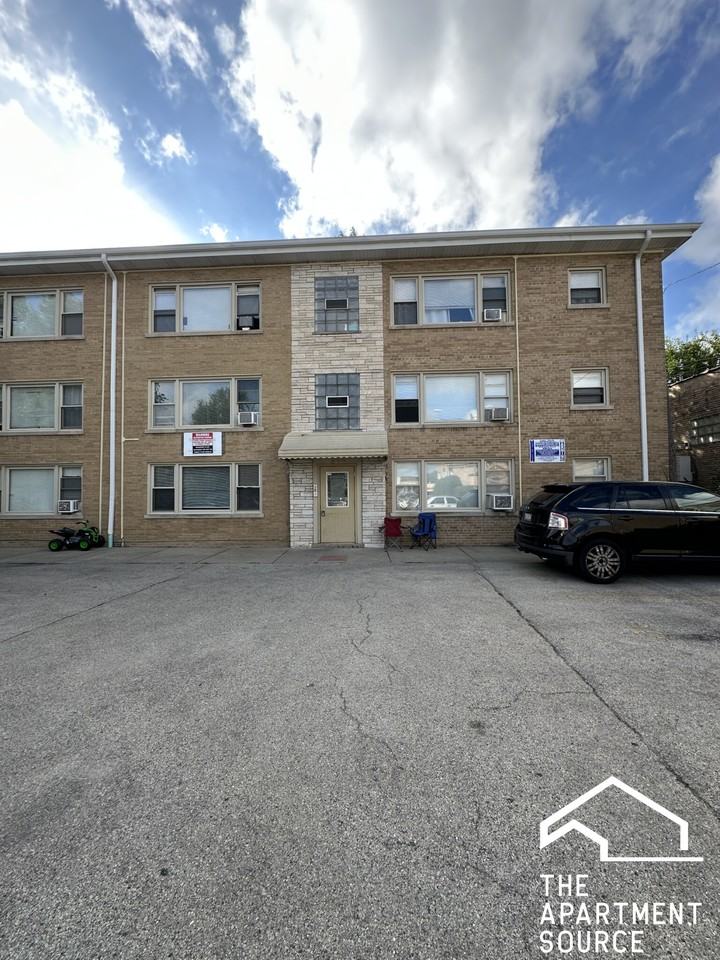 N Milwaukee Ave #2B - Photo 3 of 4