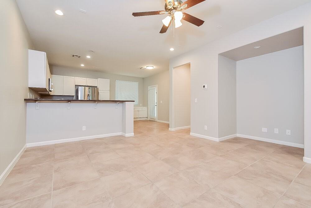 10569 Hamdem Ave - Photo 5 of 17