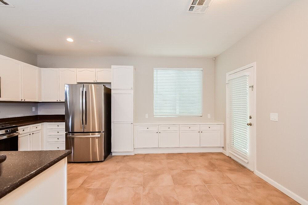 10569 Hamdem Ave - Photo 6 of 17