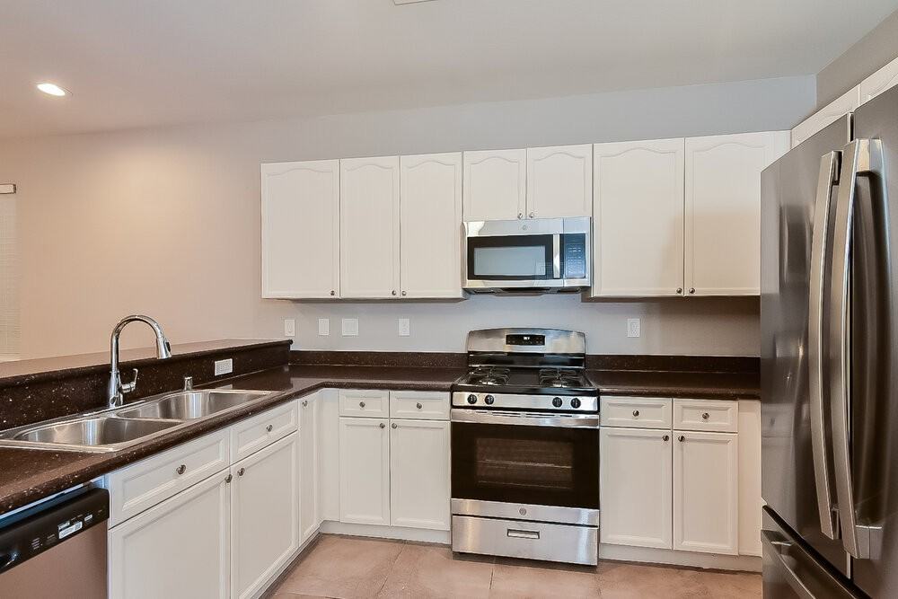 10569 Hamdem Ave - Photo 7 of 17