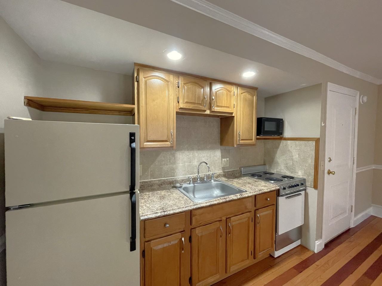 517 W Gray St #B - Photo 3 of 20