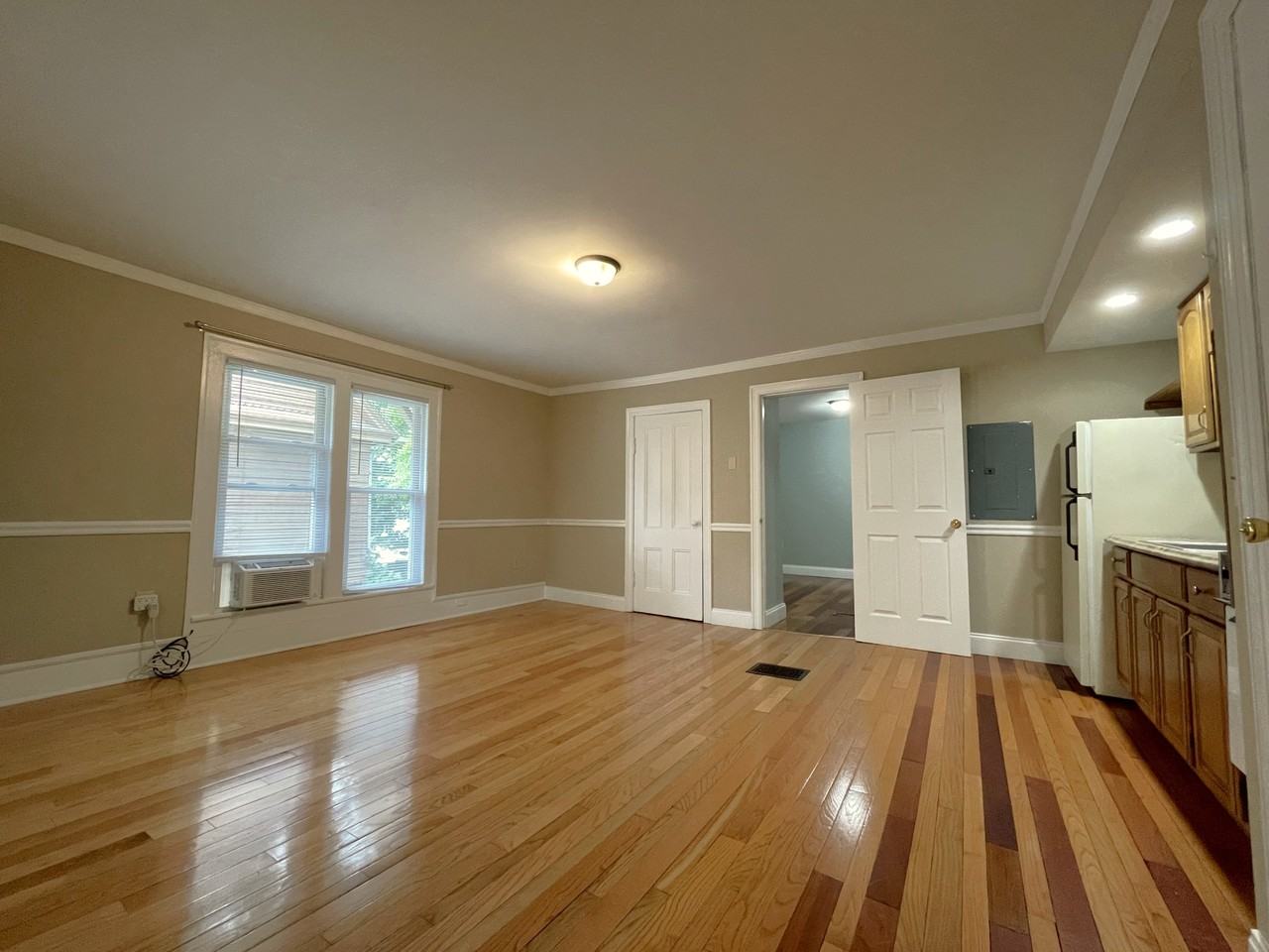 517 W Gray St #B - Photo 4 of 20