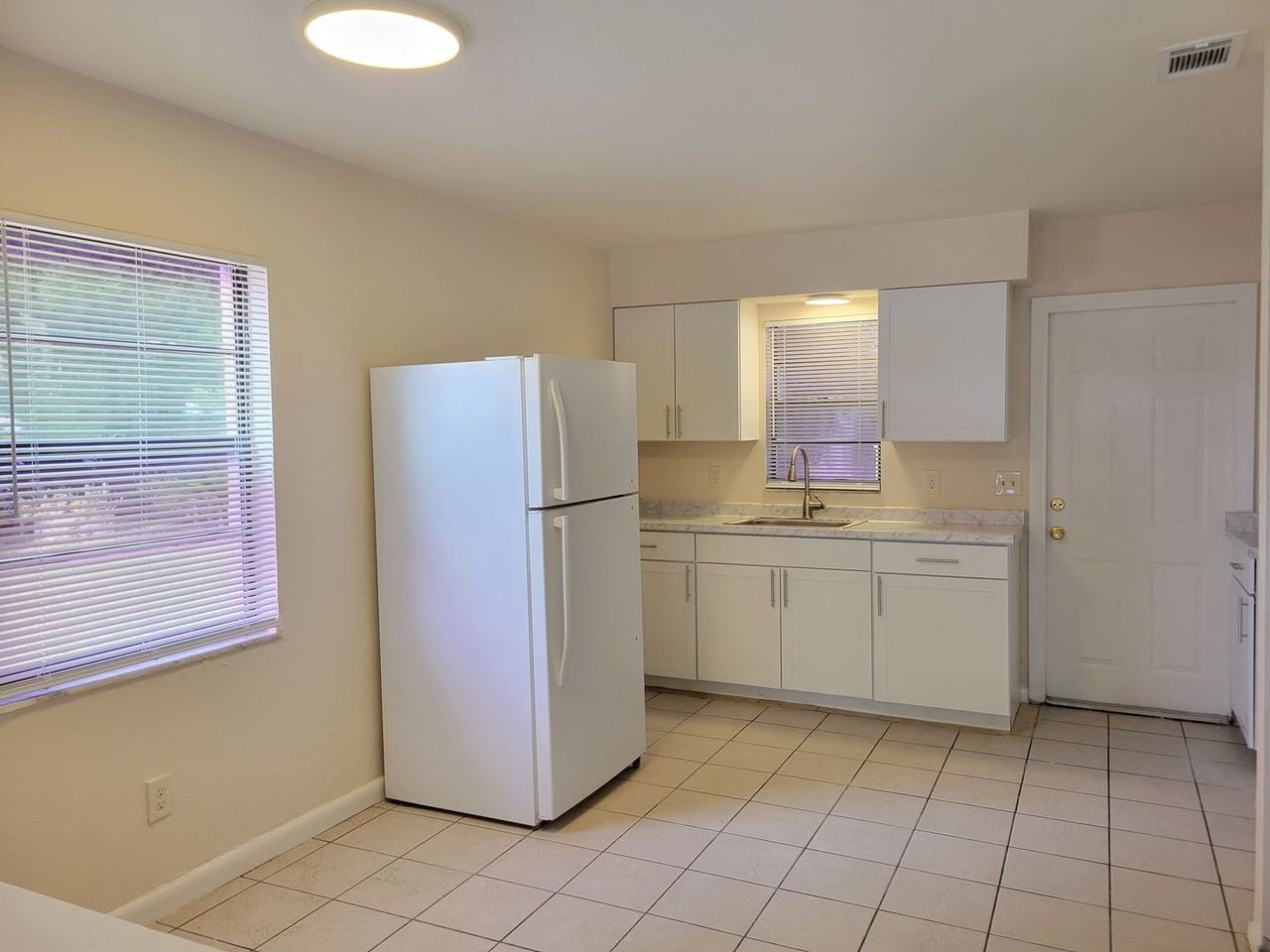 2117 Avenue G Nw - Photo 3 of 9