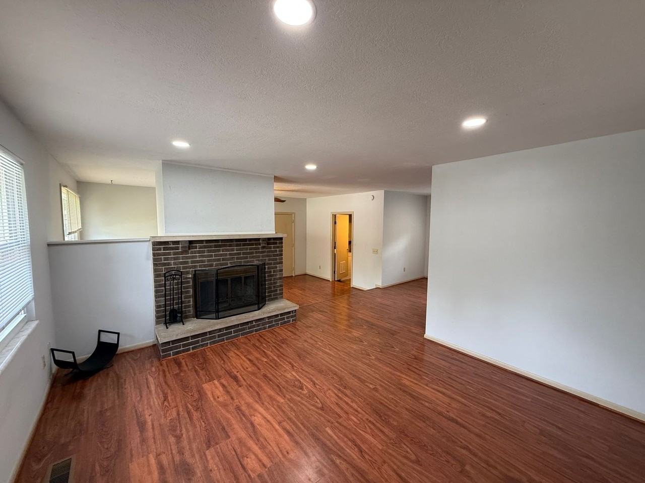 100 Bristol Ct - Photo 3 of 21