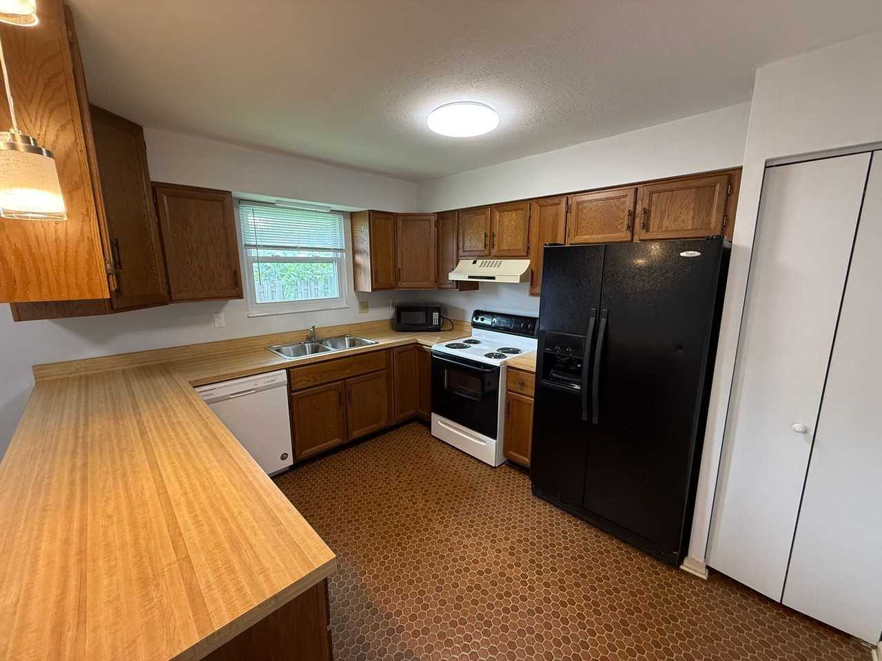 100 Bristol Ct - Photo 7 of 21