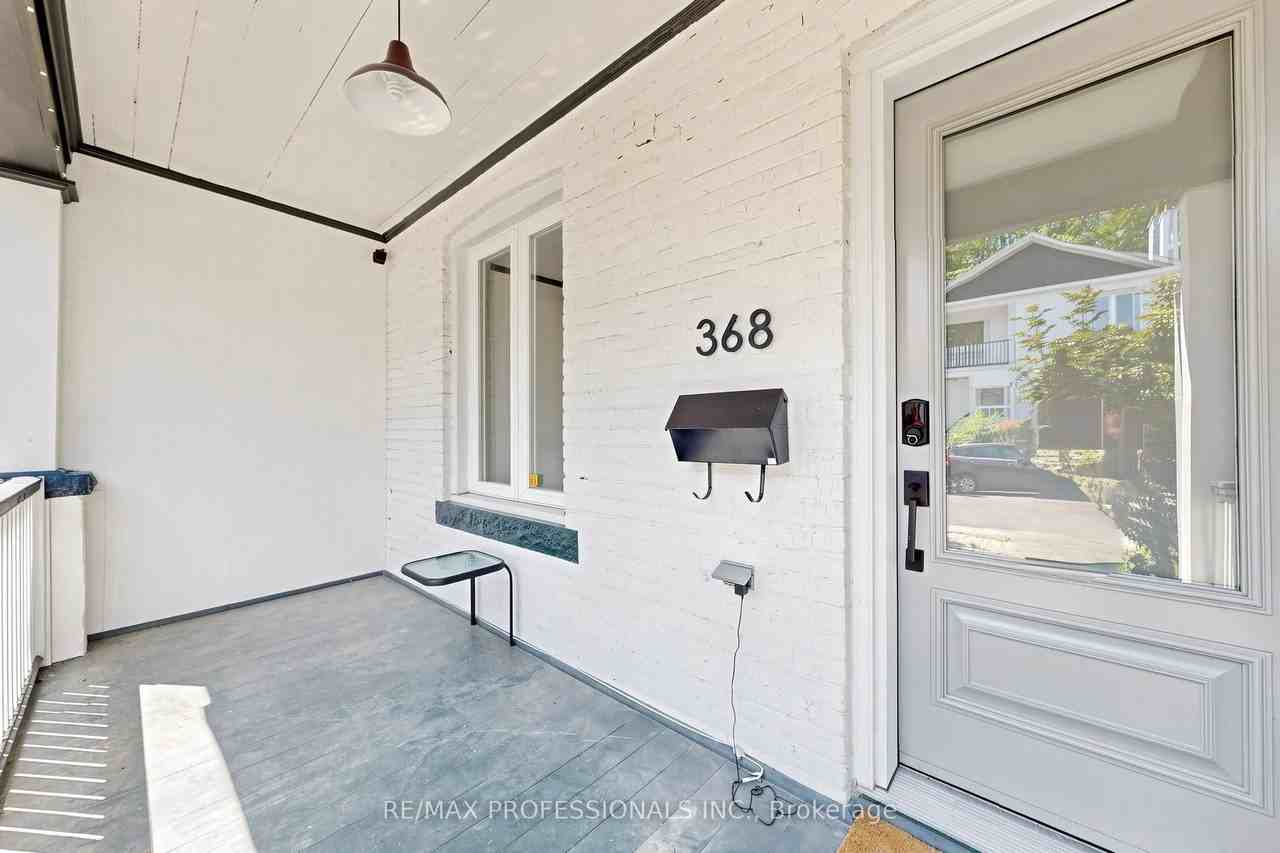 368 Howland Avenue - Photo 2 of 31