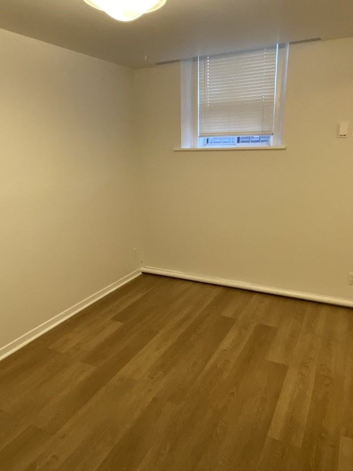 1081 Main St E - Photo 5 of 9