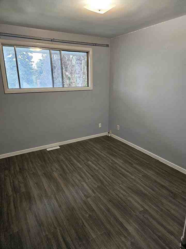 911 37 St Se - Photo 6 of 9