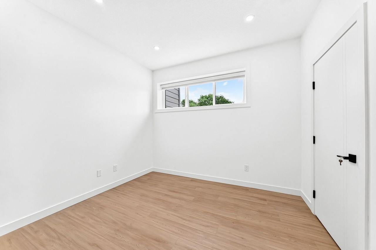 6927 6 St Sw - Photo 4 of 20