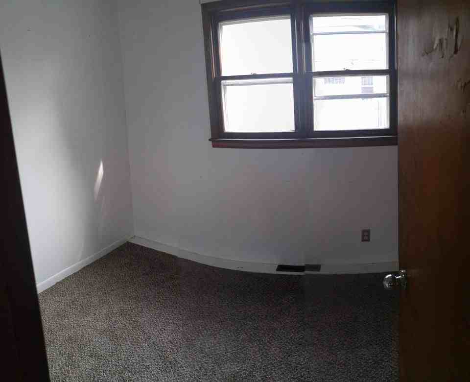 426 S Phillips St - Photo 3 of 10