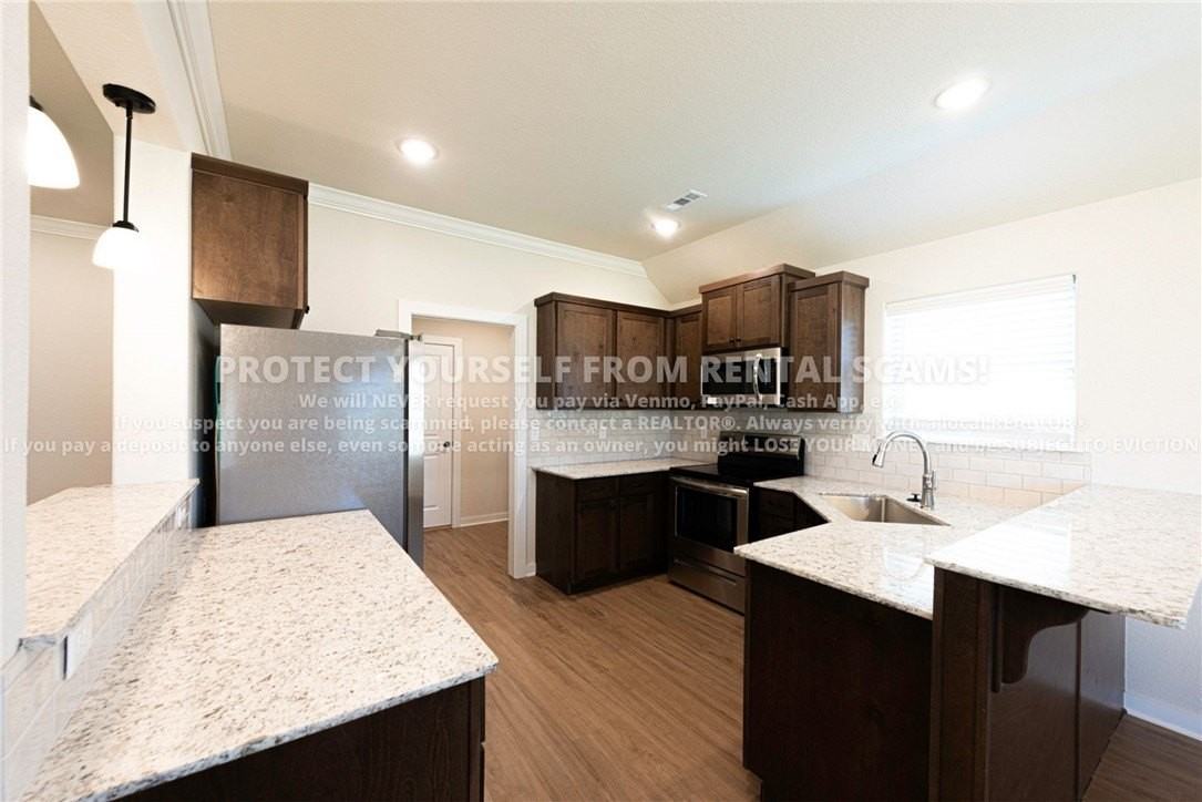 520 Aster St - Photo 5 of 15