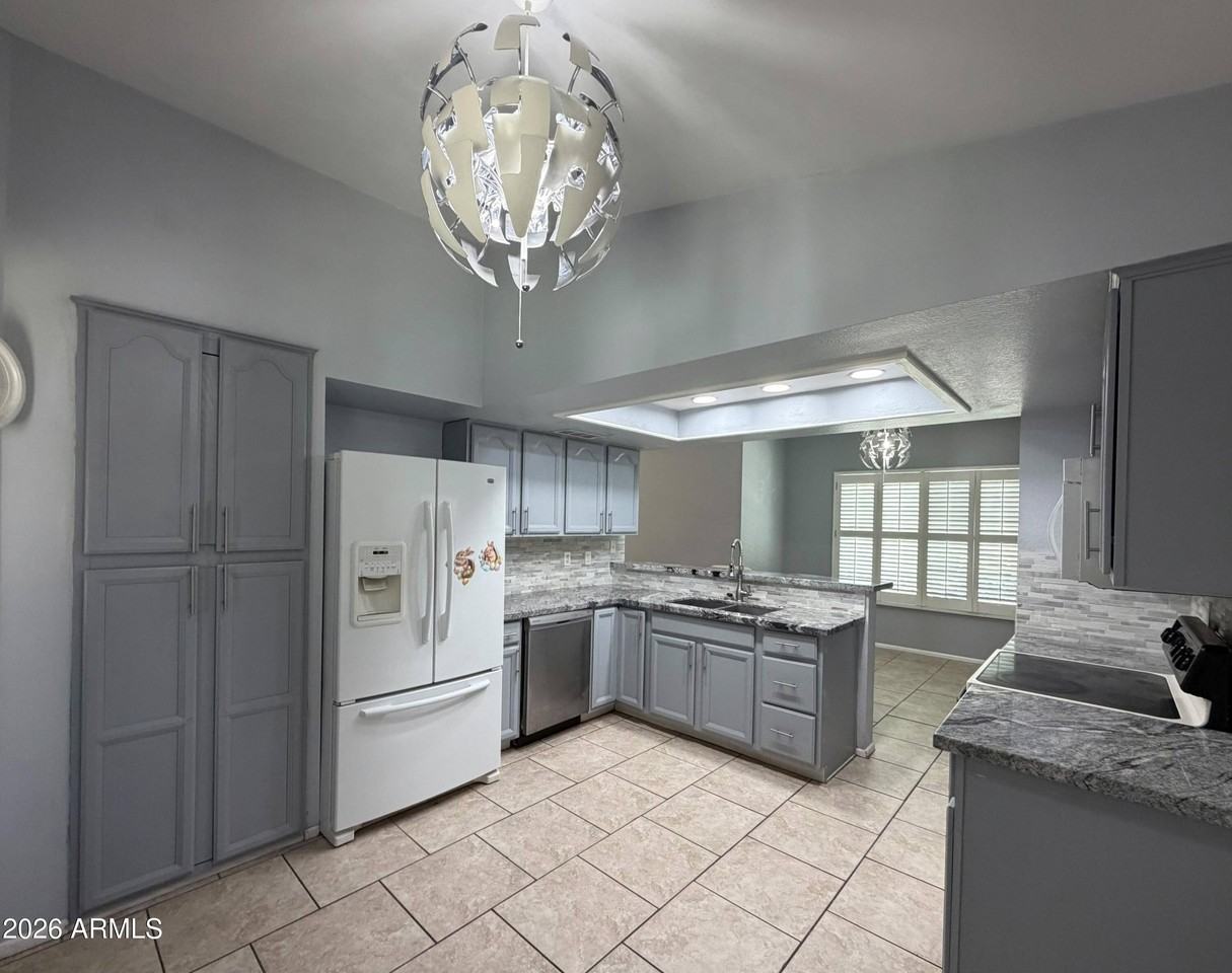 11815 N 65th Ave - Photo 5 of 41