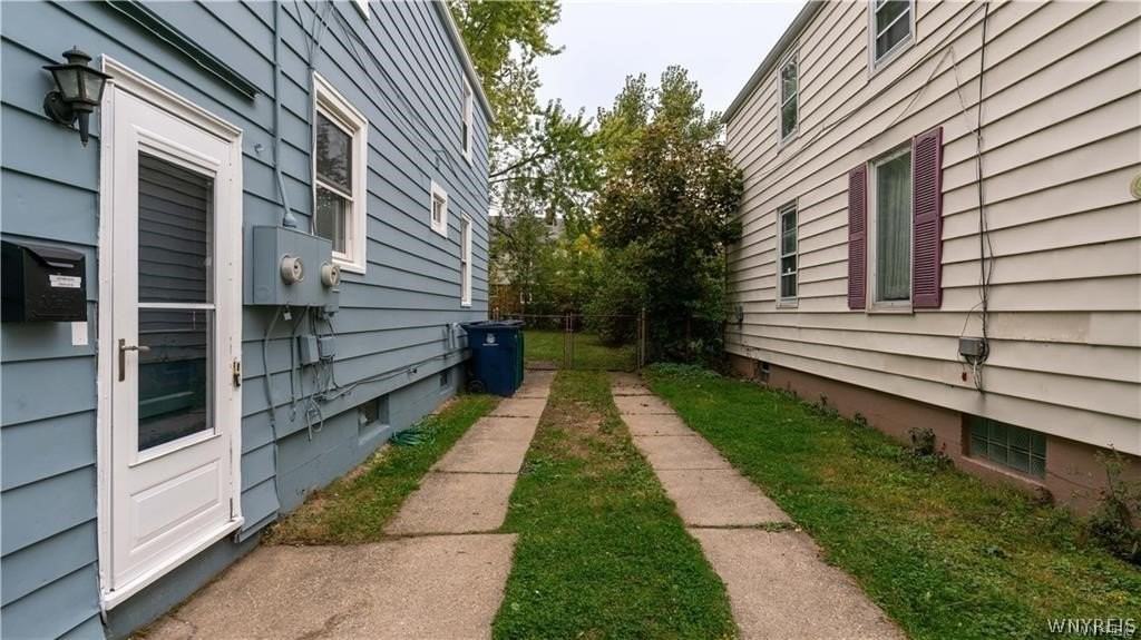 123 Kimberly Ave - Photo 3 of 15
