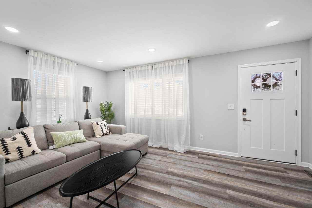 855 N Chamberlain Ave - Photo 7 of 23