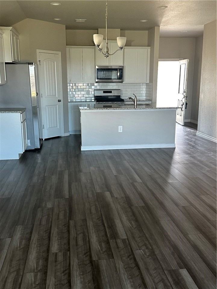 1226 Thames Chase Dr - Photo 2 of 13
