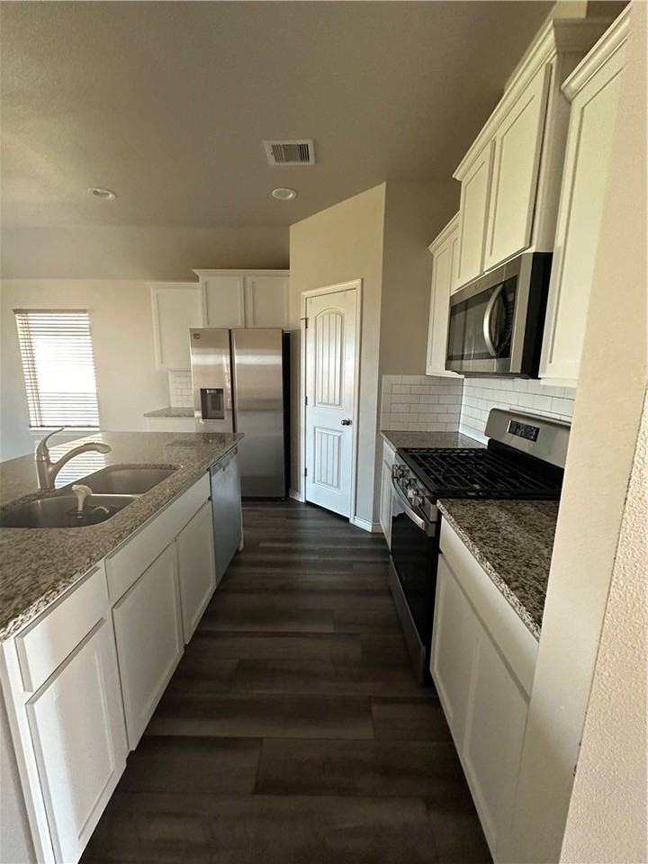1226 Thames Chase Dr - Photo 3 of 13