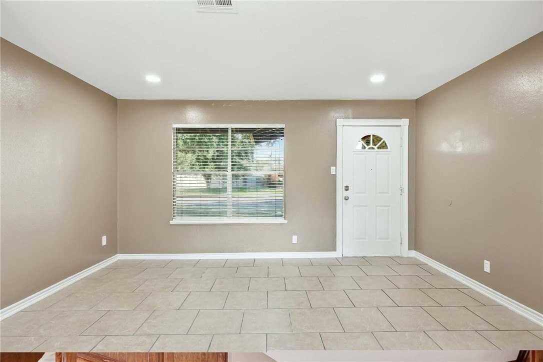 1110 Shephard Dr - Photo 3 of 14