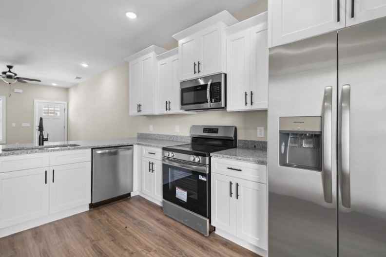1004 Oak St #A - Photo 6 of 15