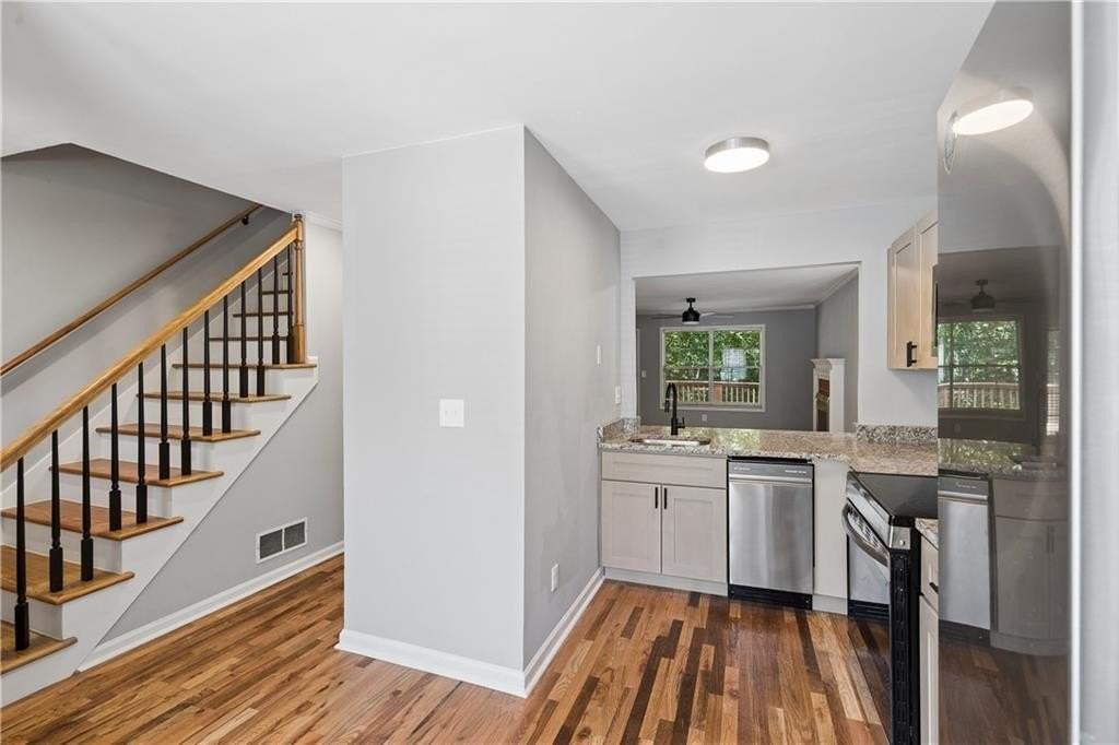 5200 Laurel Bridge Dr Se - Photo 5 of 29