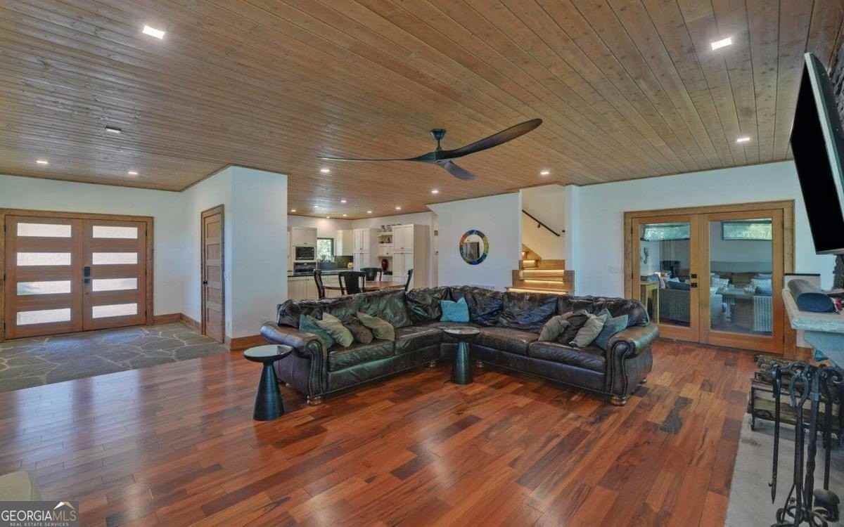 675 Freedom Heights Dr - Photo 4 of 49