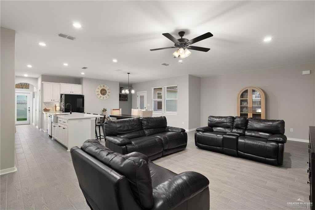 1407 E Silos Ave - Photo 4 of 18
