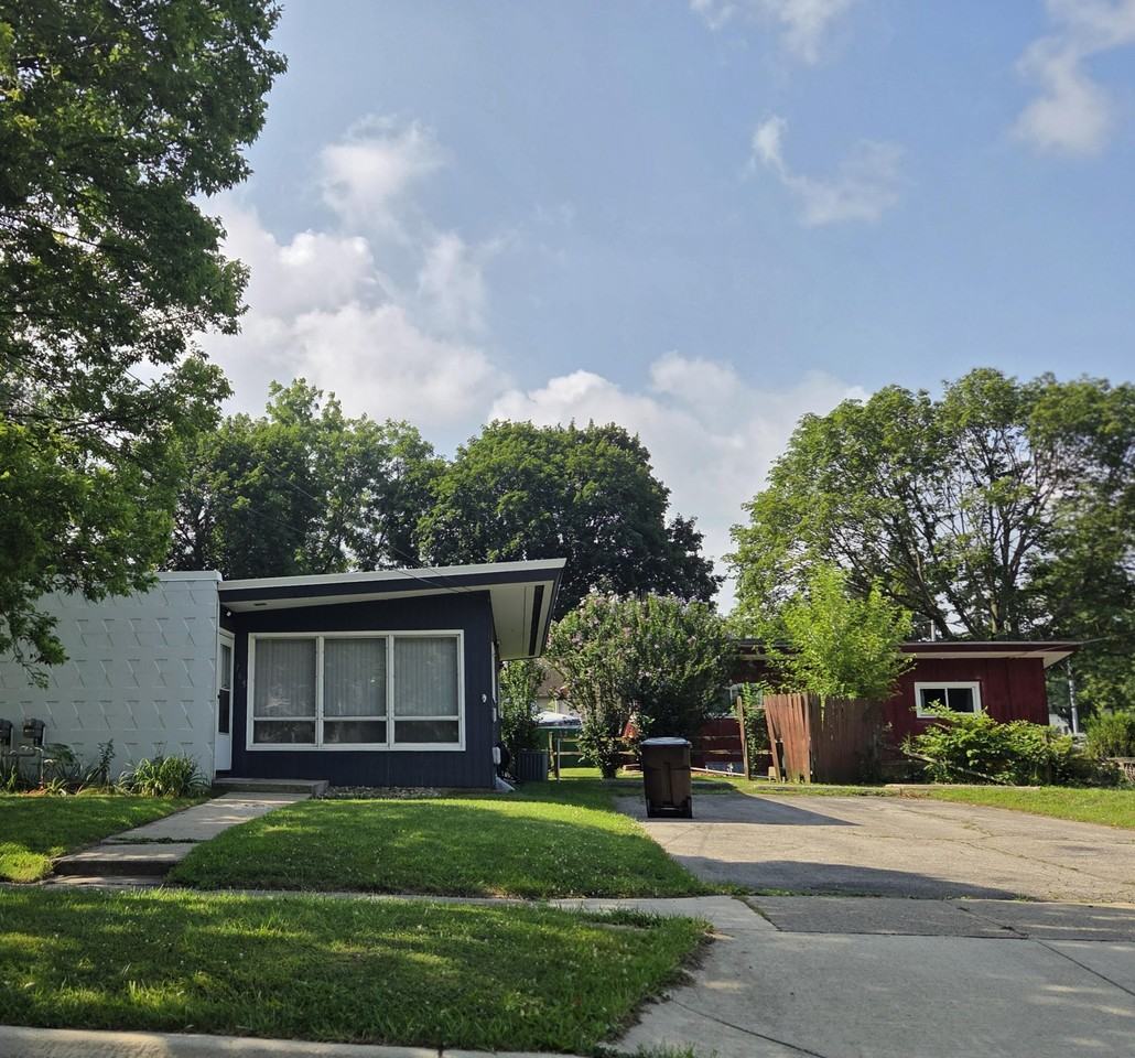 765 Douglas St - Photo 2 of 11