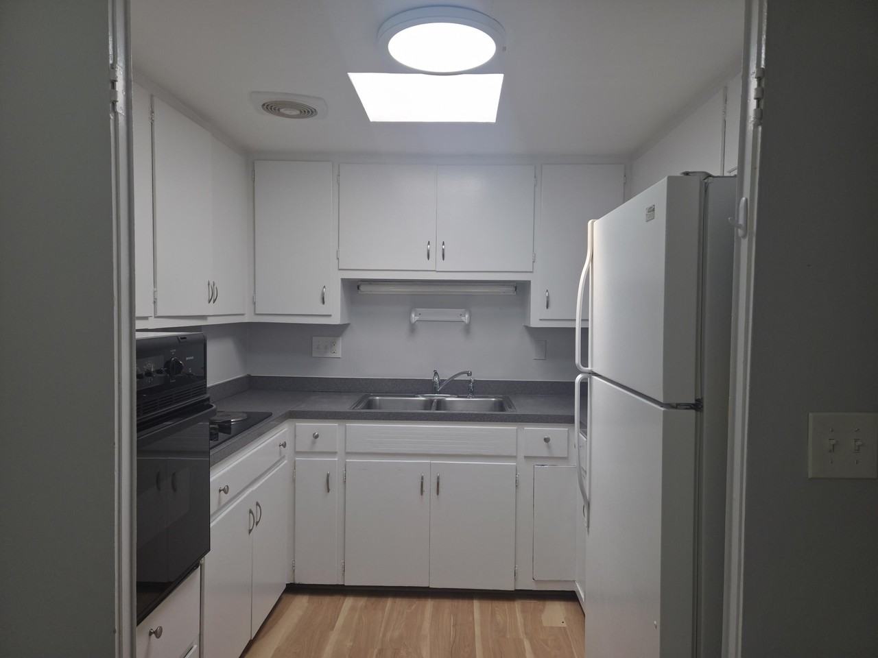 765 Douglas St - Photo 3 of 11
