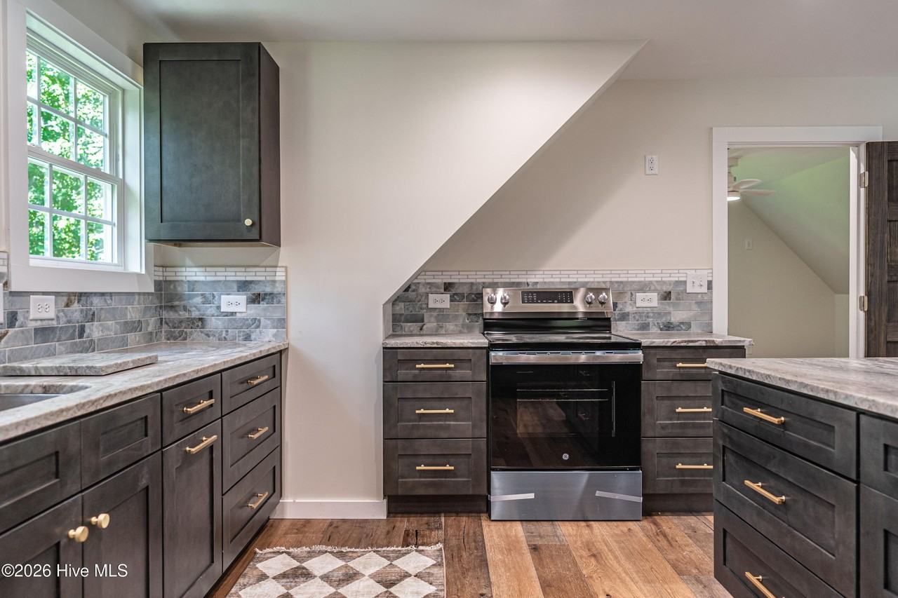 445 Brinkley Rd - Photo 5 of 32