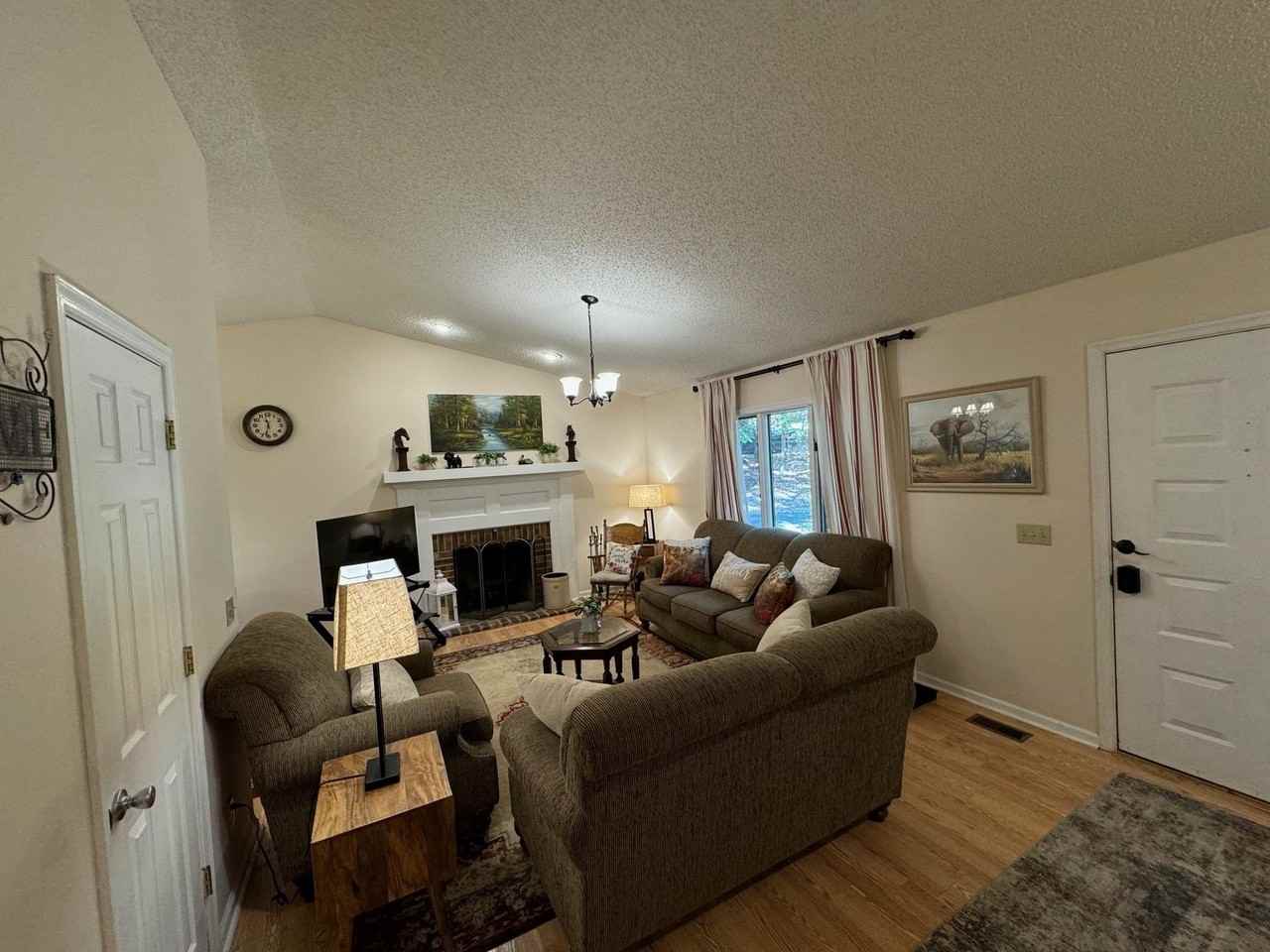 135 Inglewood Ct - Photo 5 of 29
