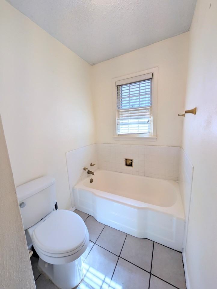 3021 67th St - Photo 2 of 9