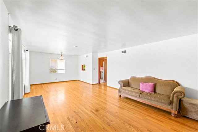 454 N Shattuck Pl - Photo 3 of 8