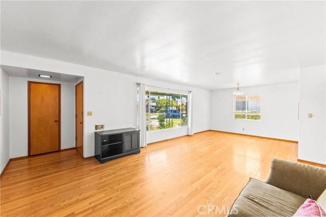 454 N Shattuck Pl - Photo 4 of 8