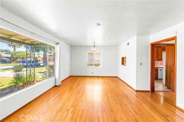454 N Shattuck Pl - Photo 6 of 8