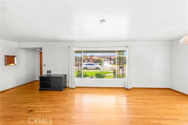 454 N Shattuck Pl - Photo 7 of 8