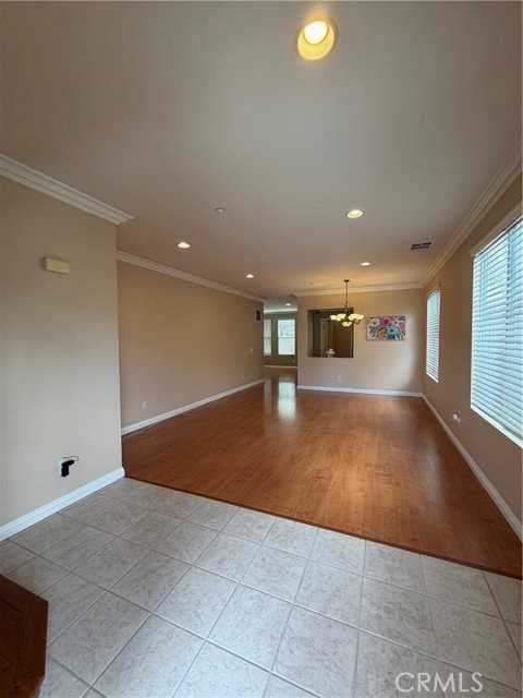554 Robins Pl - Photo 3 of 8